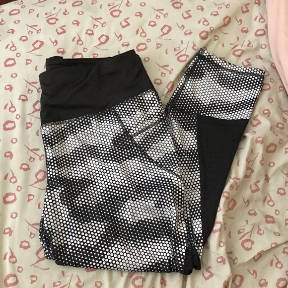 Pants - Womens capri leggings size large